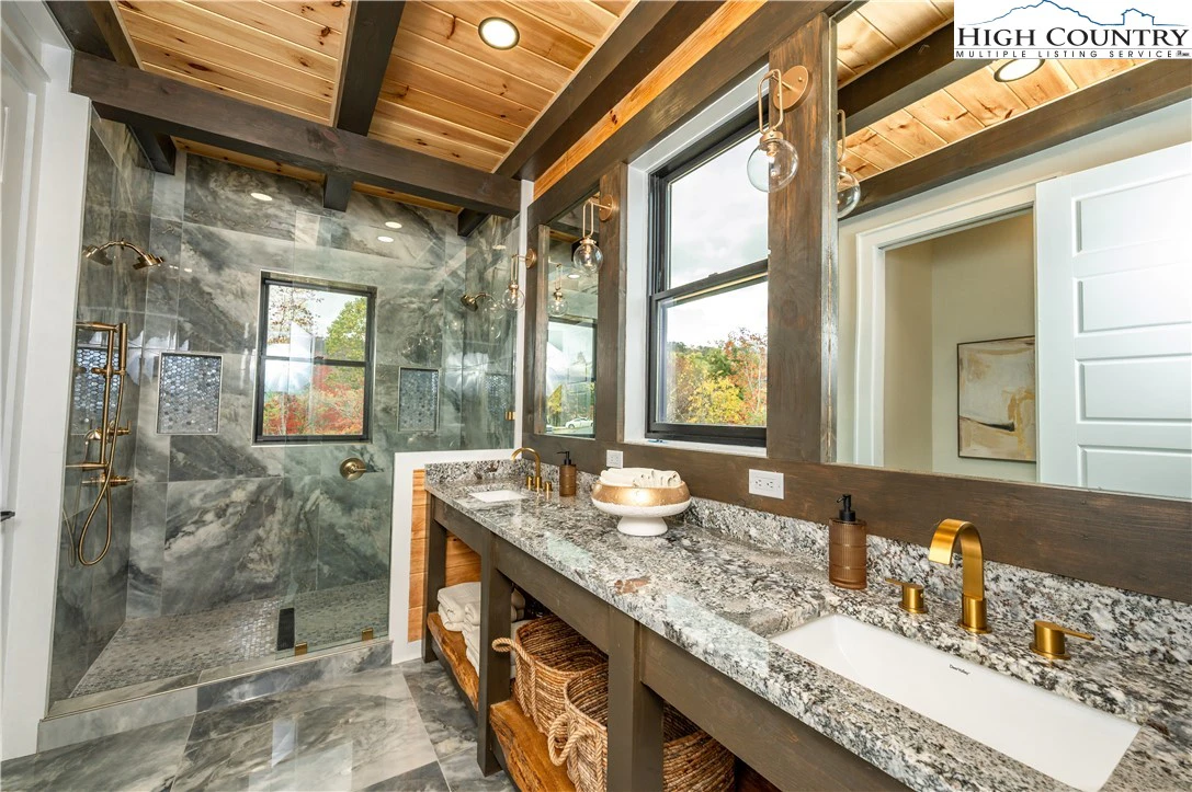 Image number 4 for the current listing