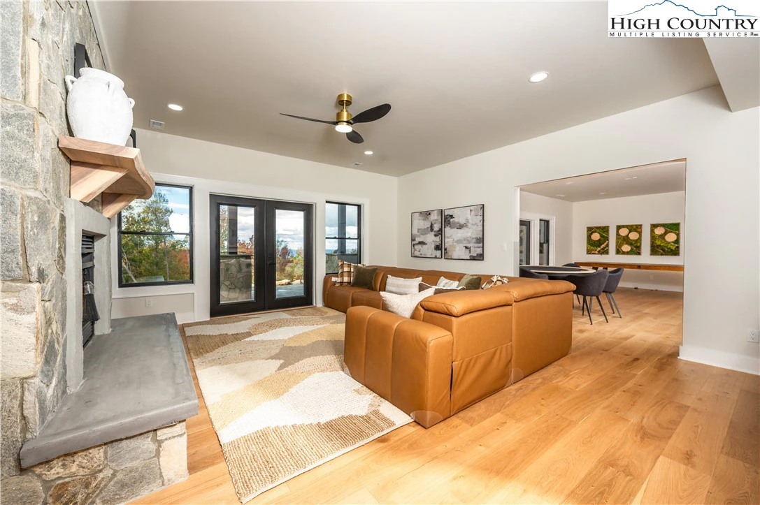 Image number 2 for the current listing