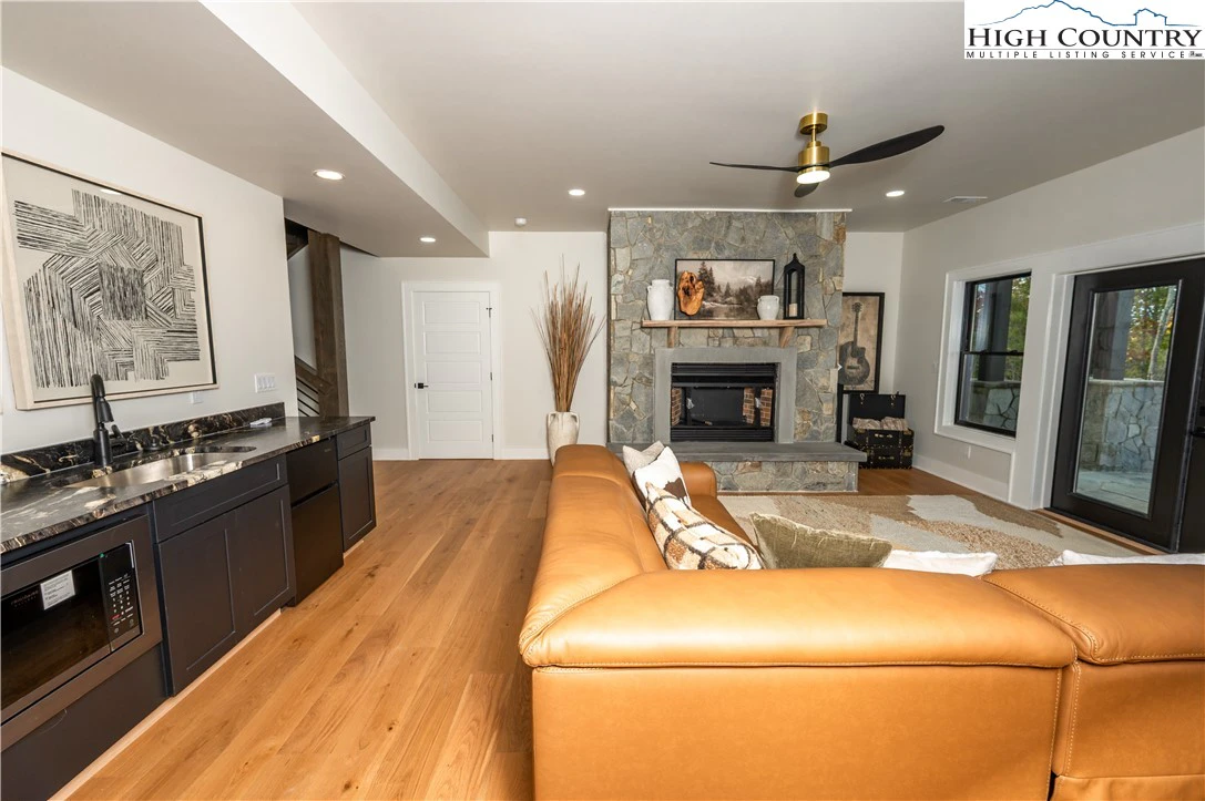 Image number 14 for the current listing