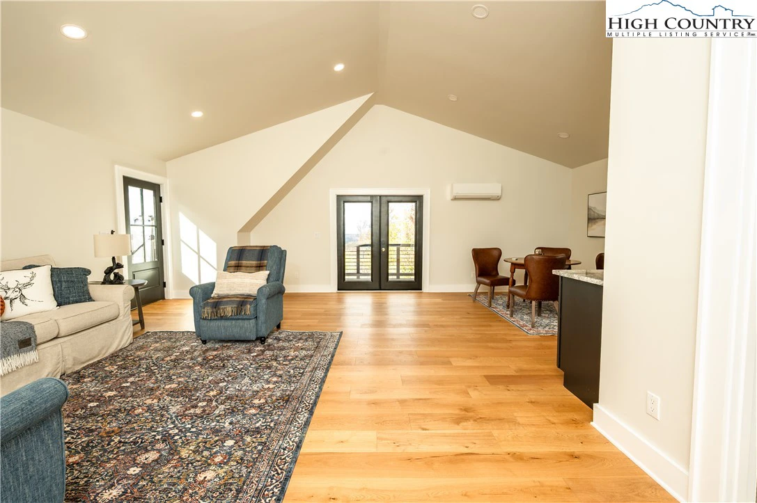 Image number 19 for the current listing