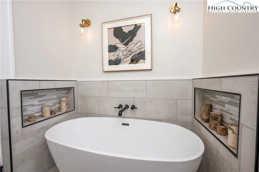 Image number 8 for the current listing