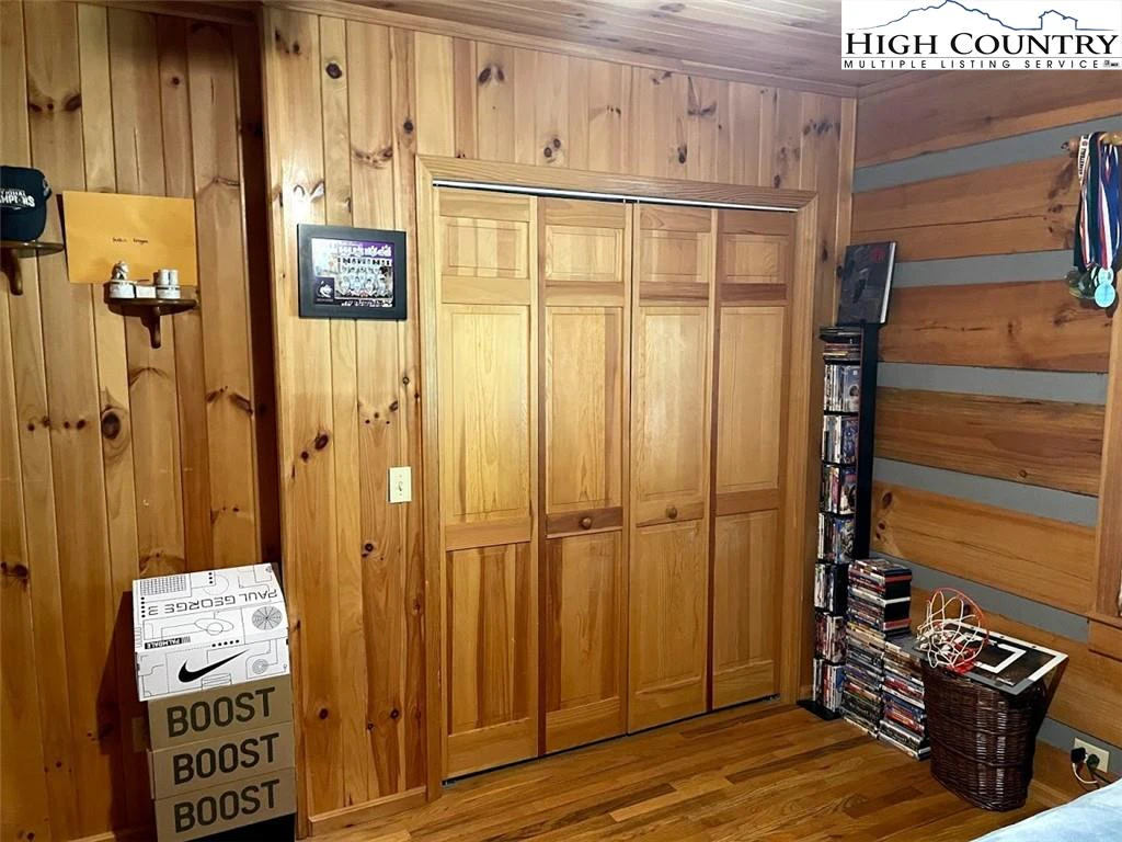 Image number 6 for the current listing
