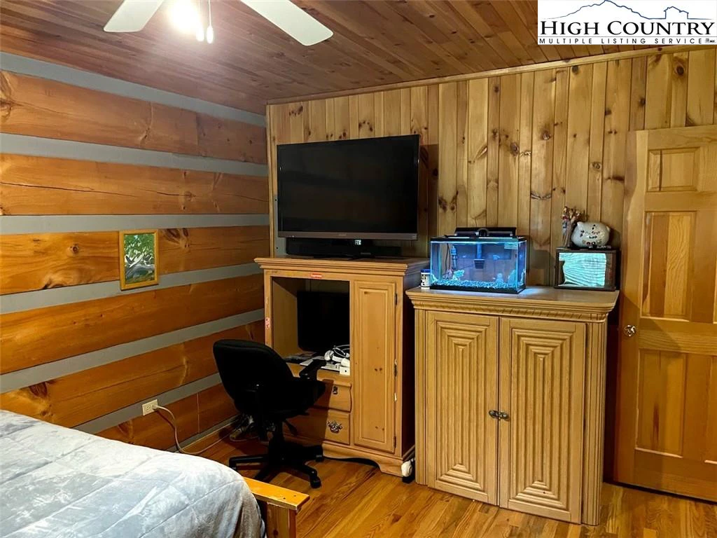 Image number 8 for the current listing