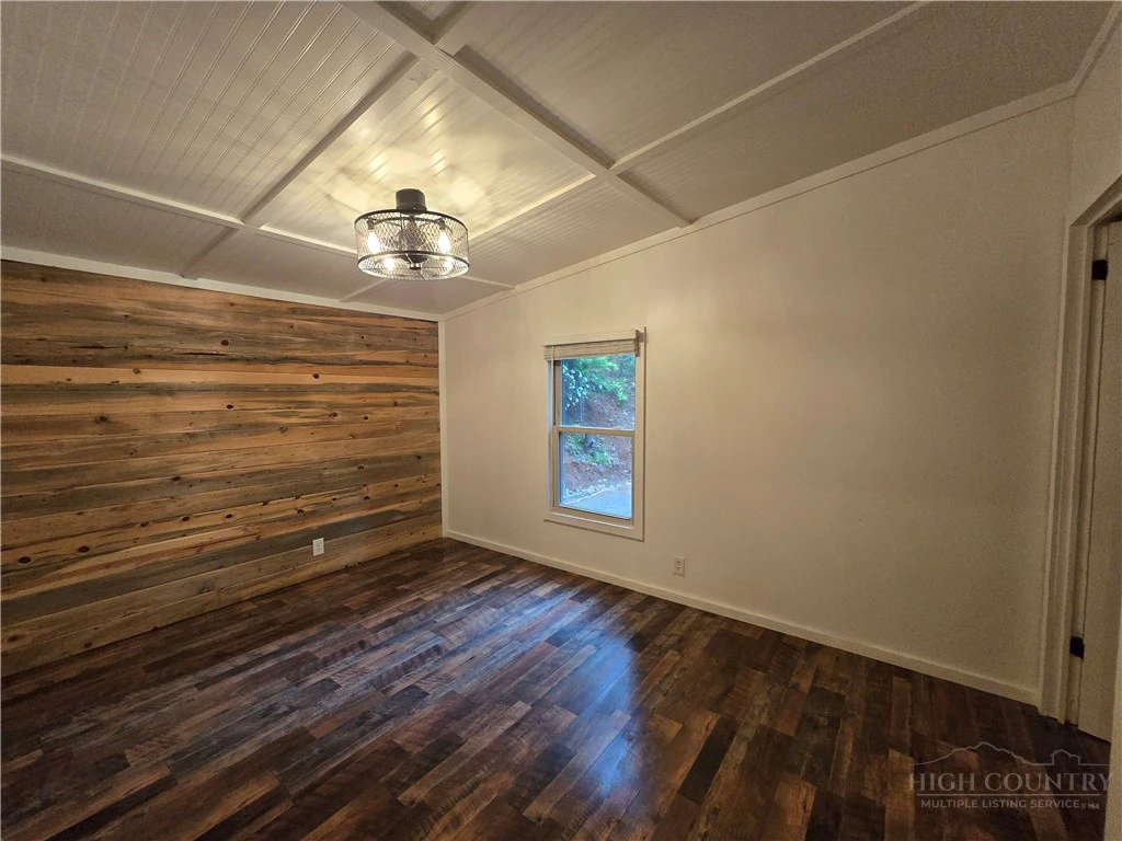 Image number 15 for the current listing