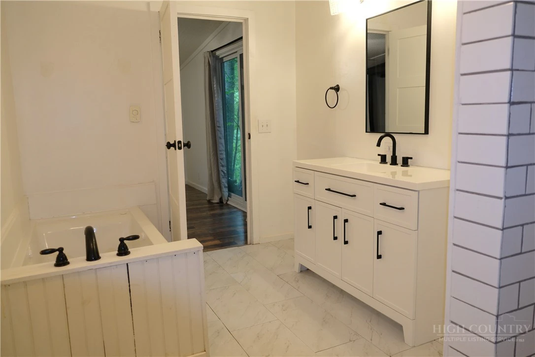 Image number 11 for the current listing
