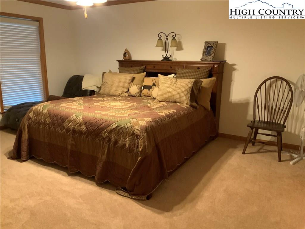 Image number 3 for the current listing