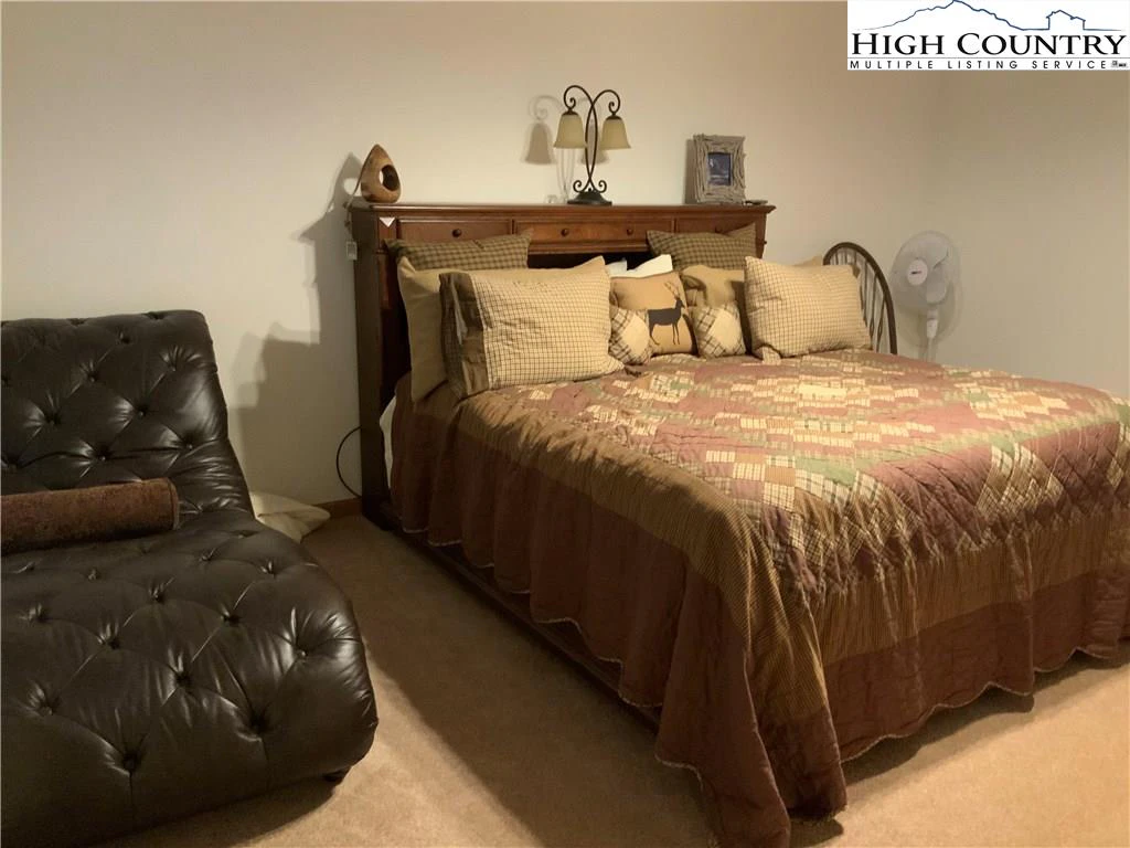 Image number 4 for the current listing
