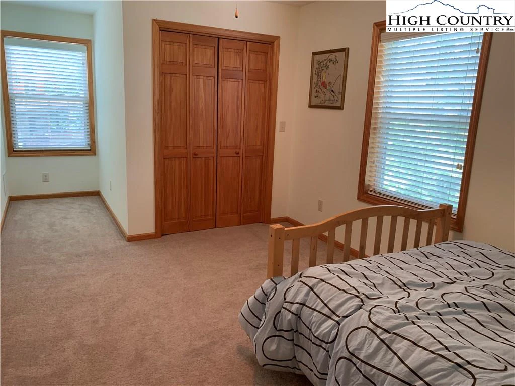 Image number 8 for the current listing