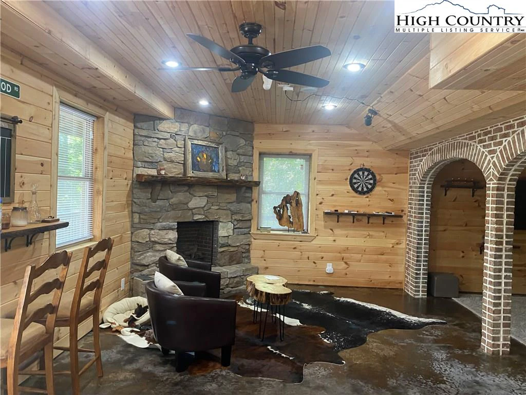 Image number 11 for the current listing