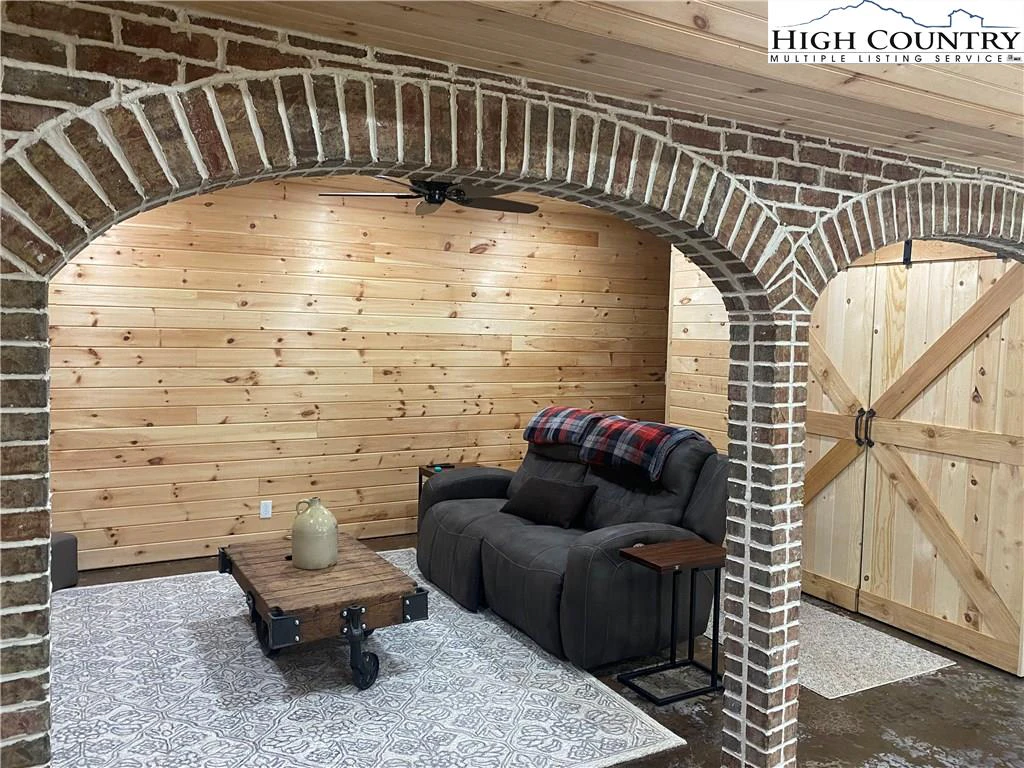 Image number 2 for the current listing