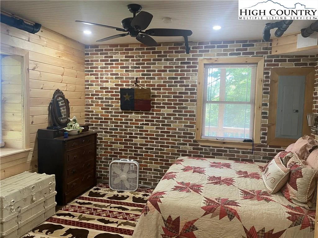 Image number 15 for the current listing