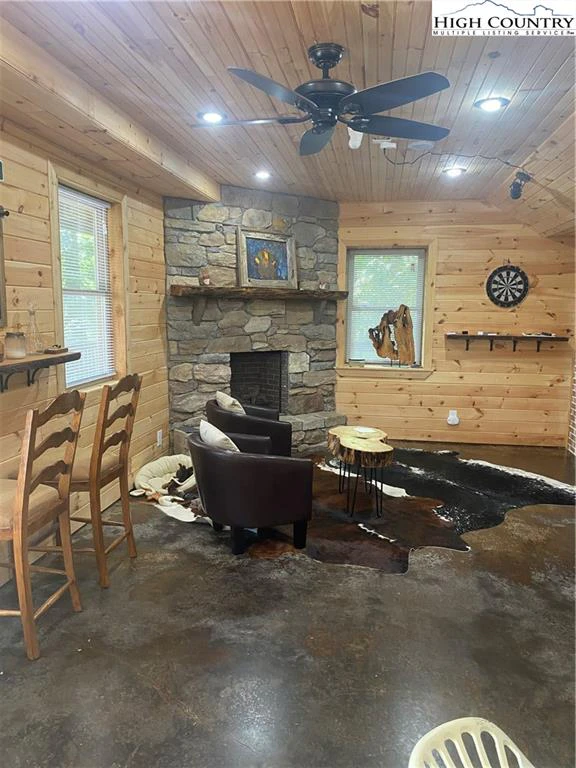 Image number 17 for the current listing