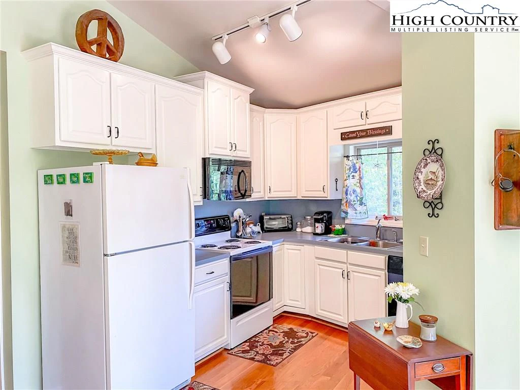 Image number 17 for the current listing