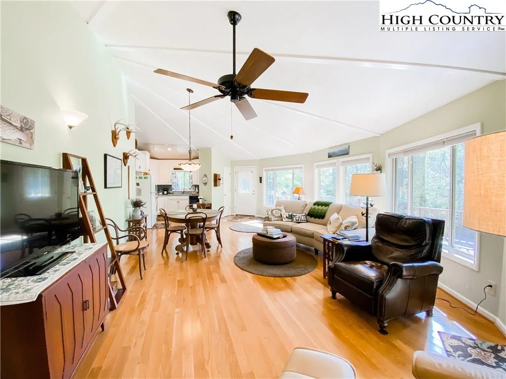 Image number 21 for the current listing
