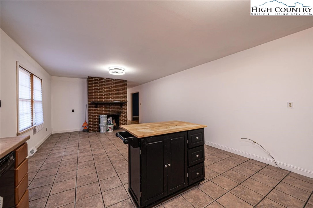 Image number 14 for the current listing