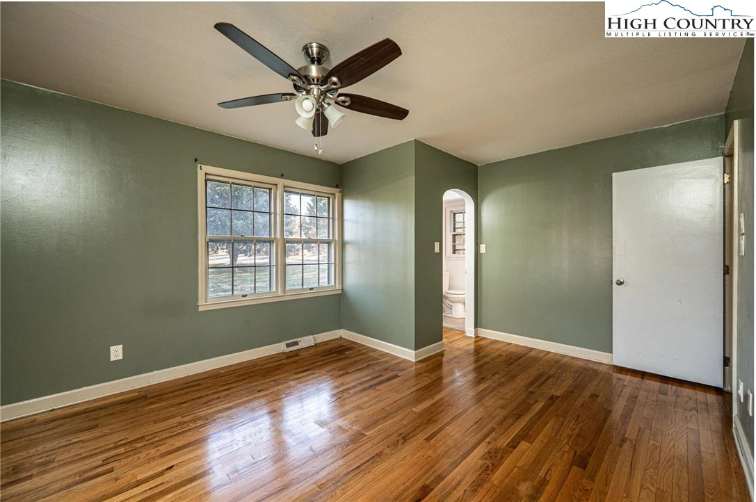 Image number 15 for the current listing