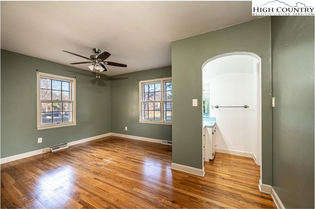 Image number 17 for the current listing