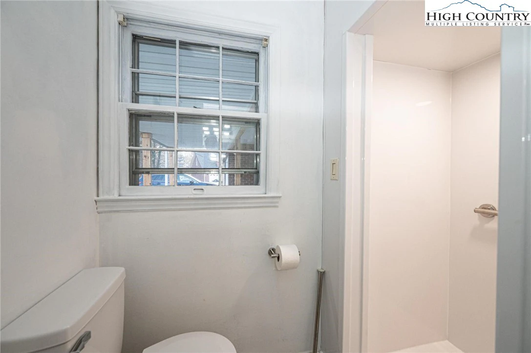 Image number 19 for the current listing