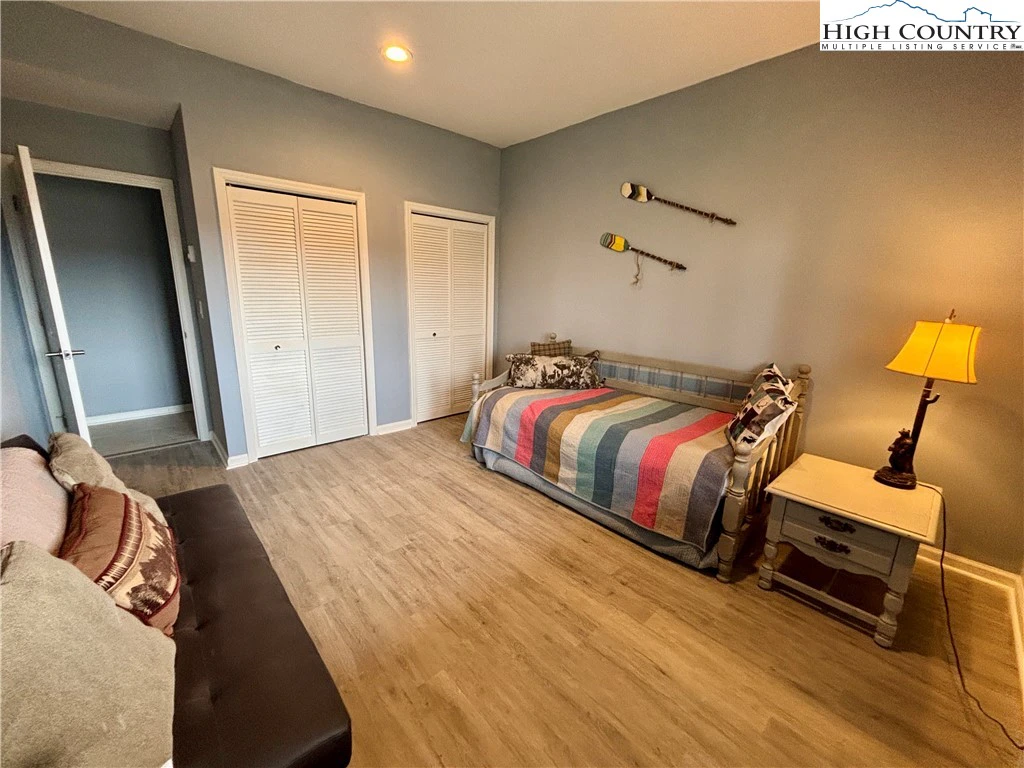 Image number 11 for the current listing