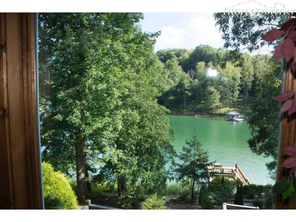 Image number 17 for the current listing