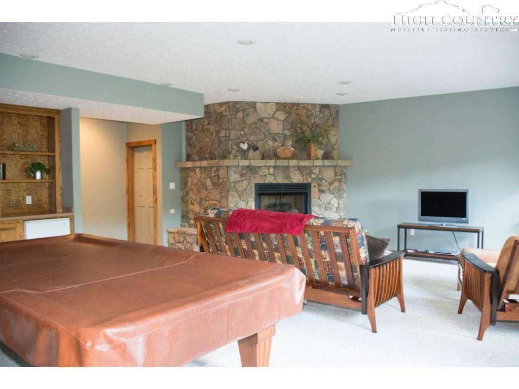 Image number 14 for the current listing