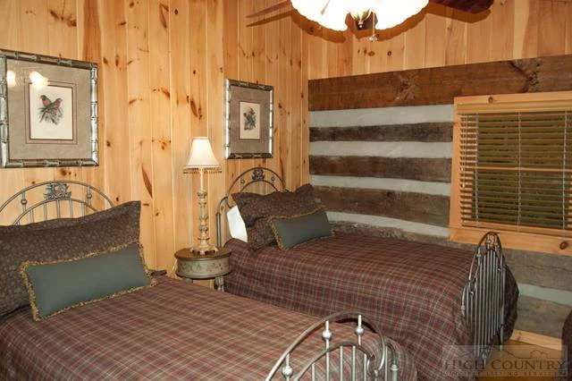 Image number 17 for the current listing