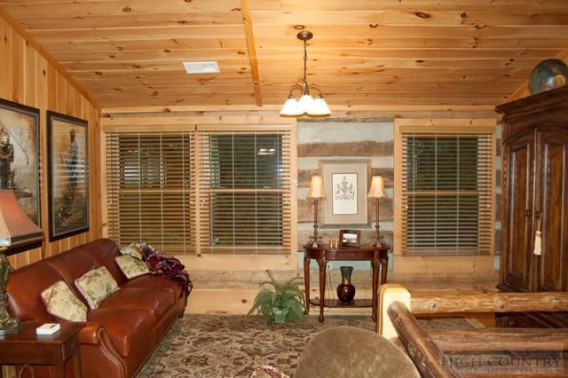 Image number 16 for the current listing