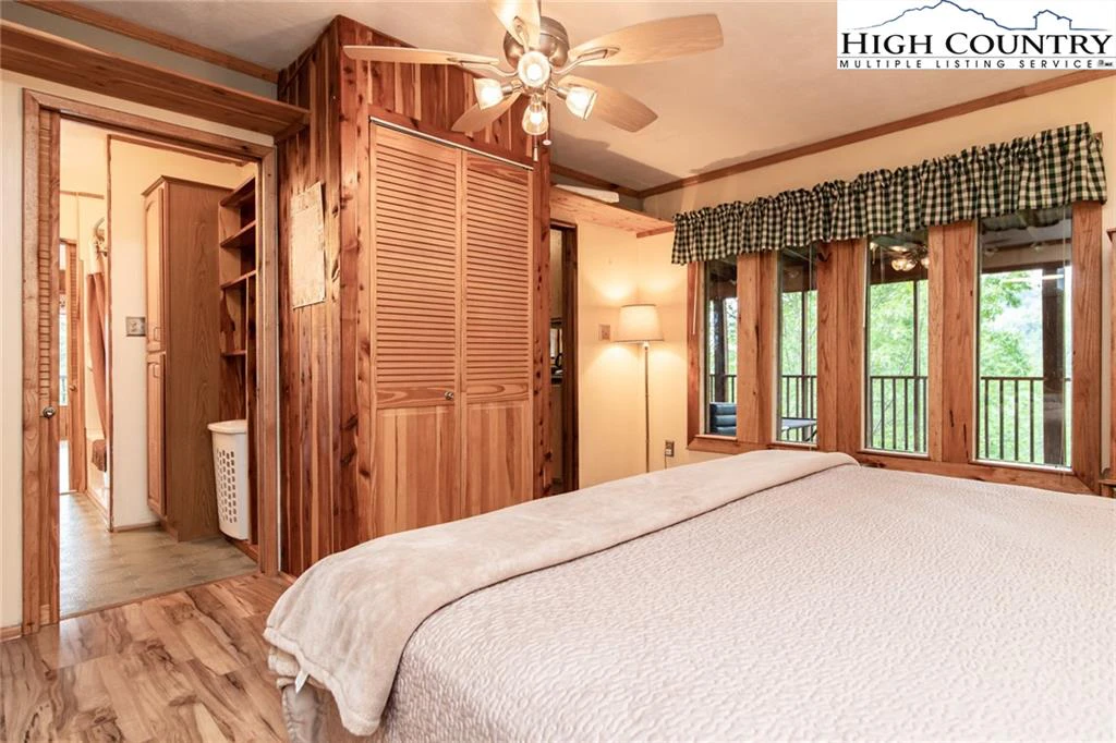 Image number 44 for the current listing