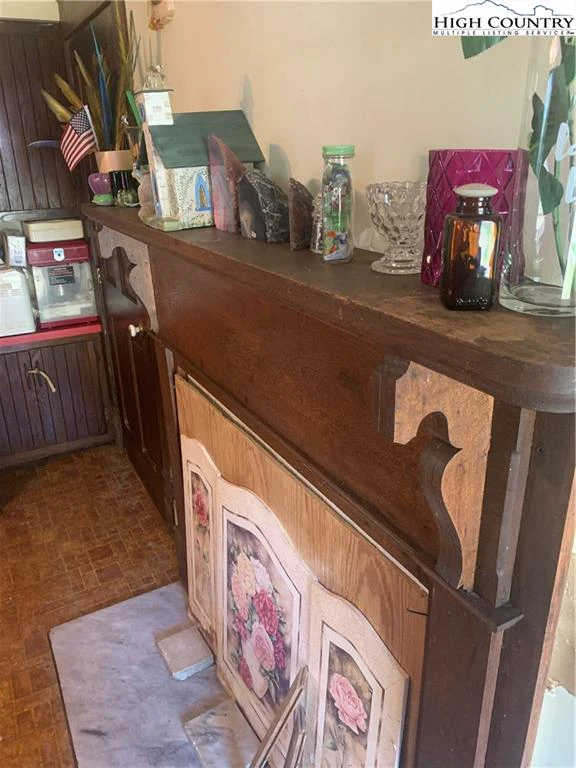 Image number 17 for the current listing
