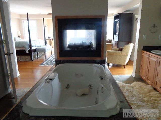 Image number 2 for the current listing