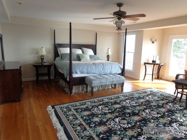 Image number 9 for the current listing