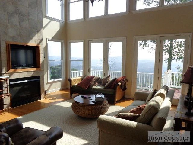 Image number 8 for the current listing