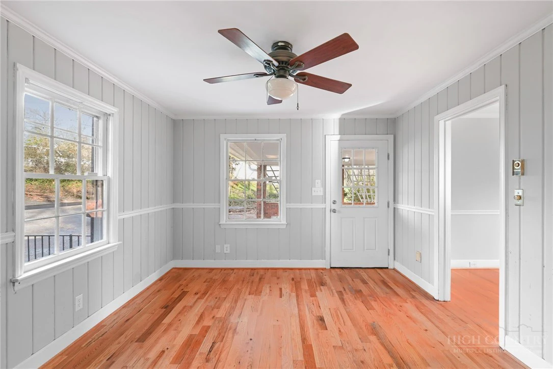 Image number 5 for the current listing