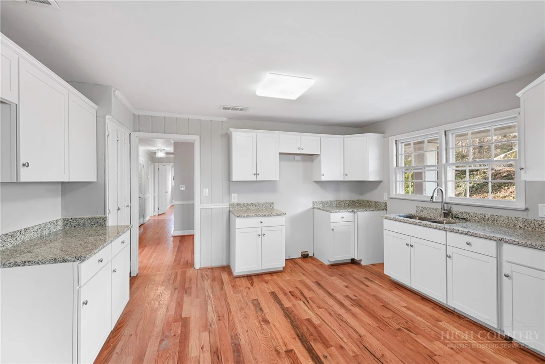 Image number 6 for the current listing