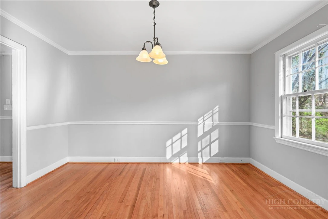 Image number 8 for the current listing
