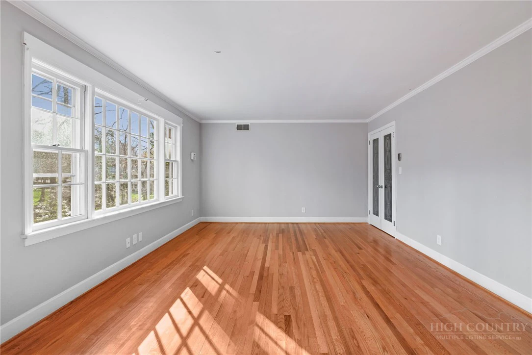 Image number 11 for the current listing