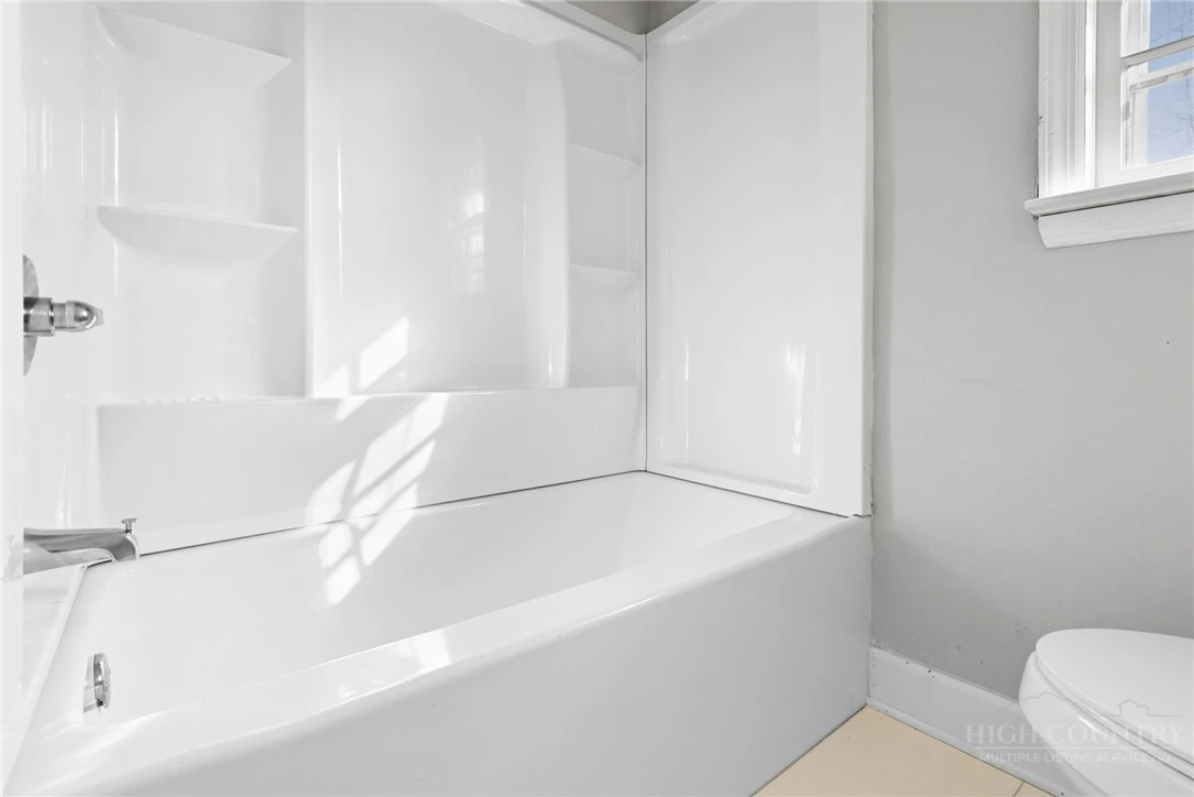 Image number 15 for the current listing