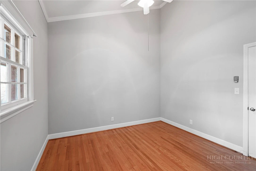 Image number 18 for the current listing