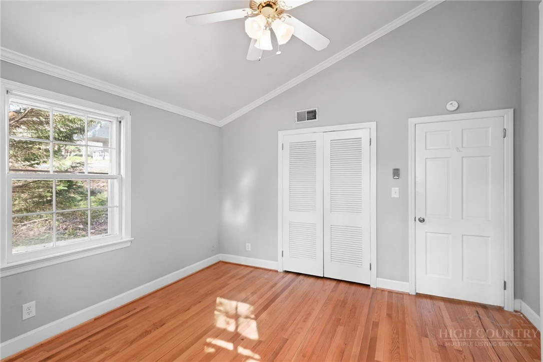 Image number 19 for the current listing