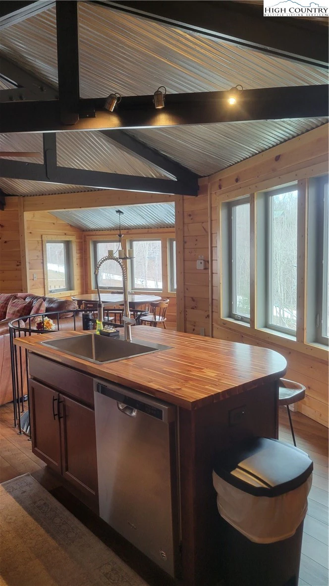 Image number 11 for the current listing