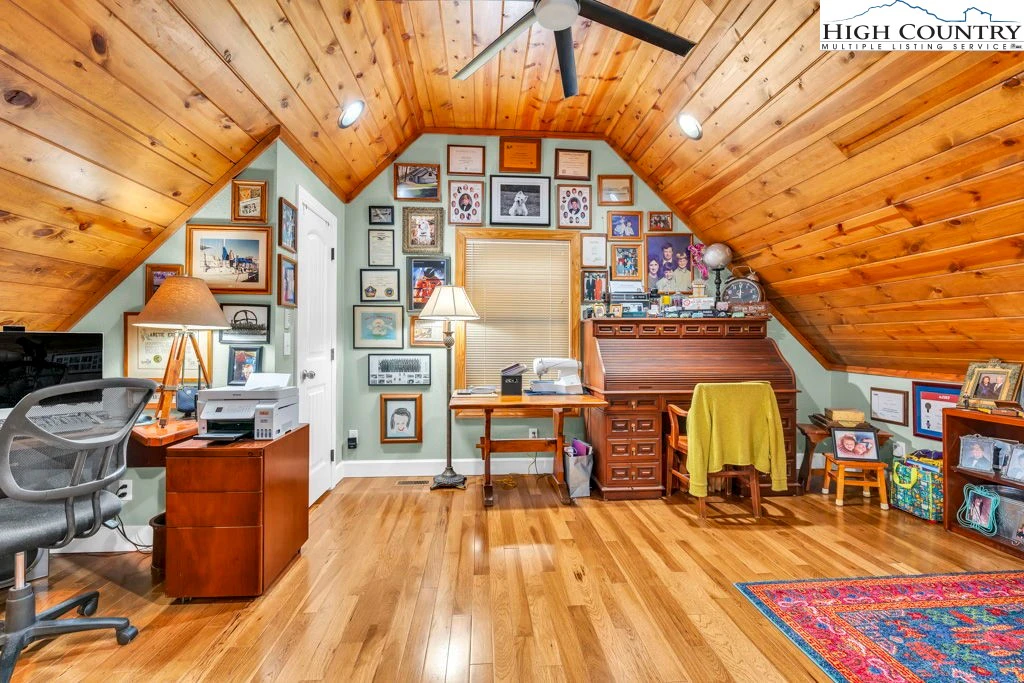 Image number 9 for the current listing