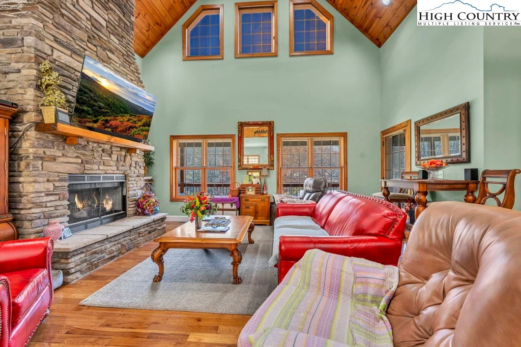Image number 13 for the current listing