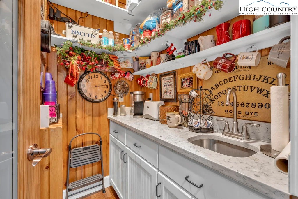 Image number 3 for the current listing