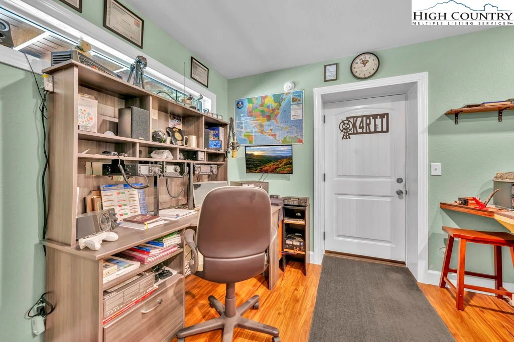 Image number 11 for the current listing