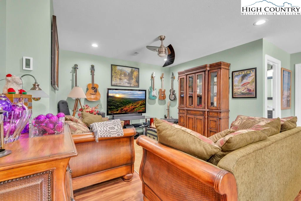 Image number 2 for the current listing