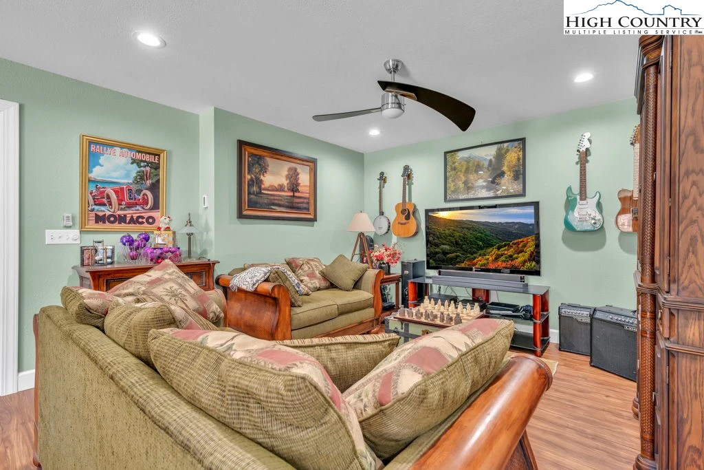 Image number 14 for the current listing