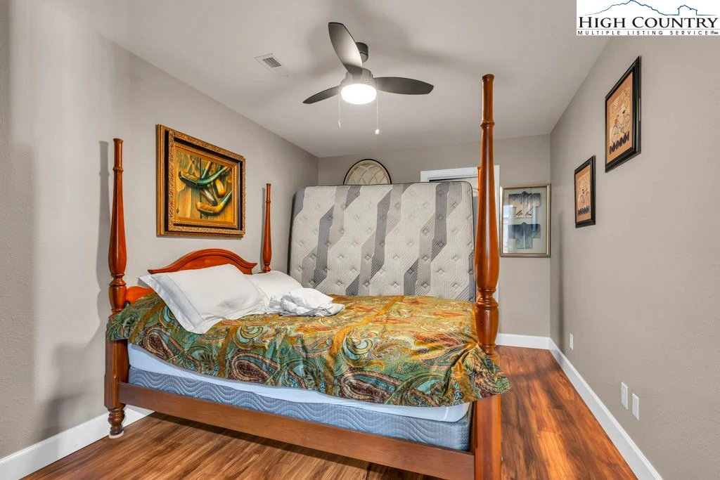 Image number 15 for the current listing