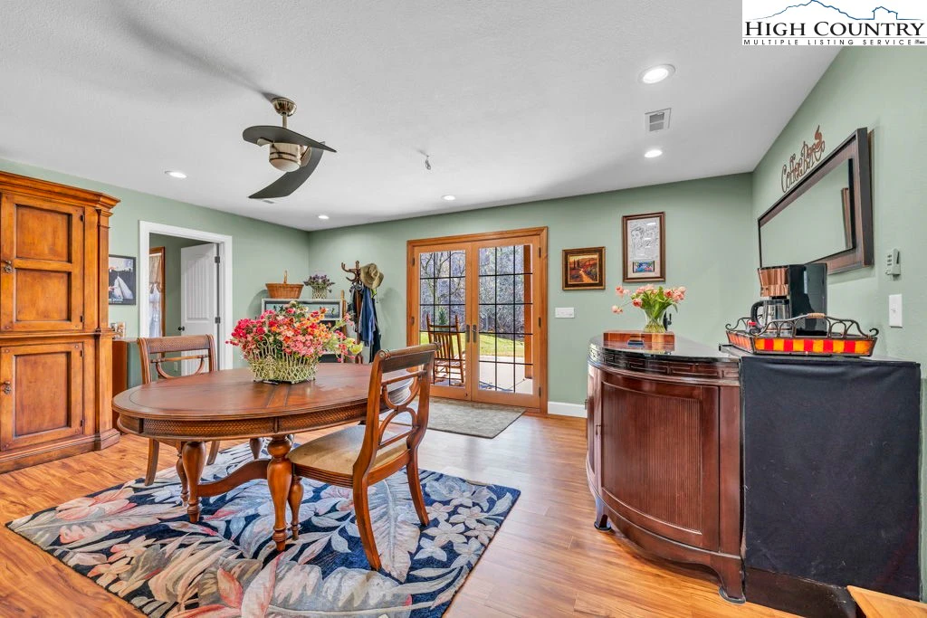 Image number 18 for the current listing