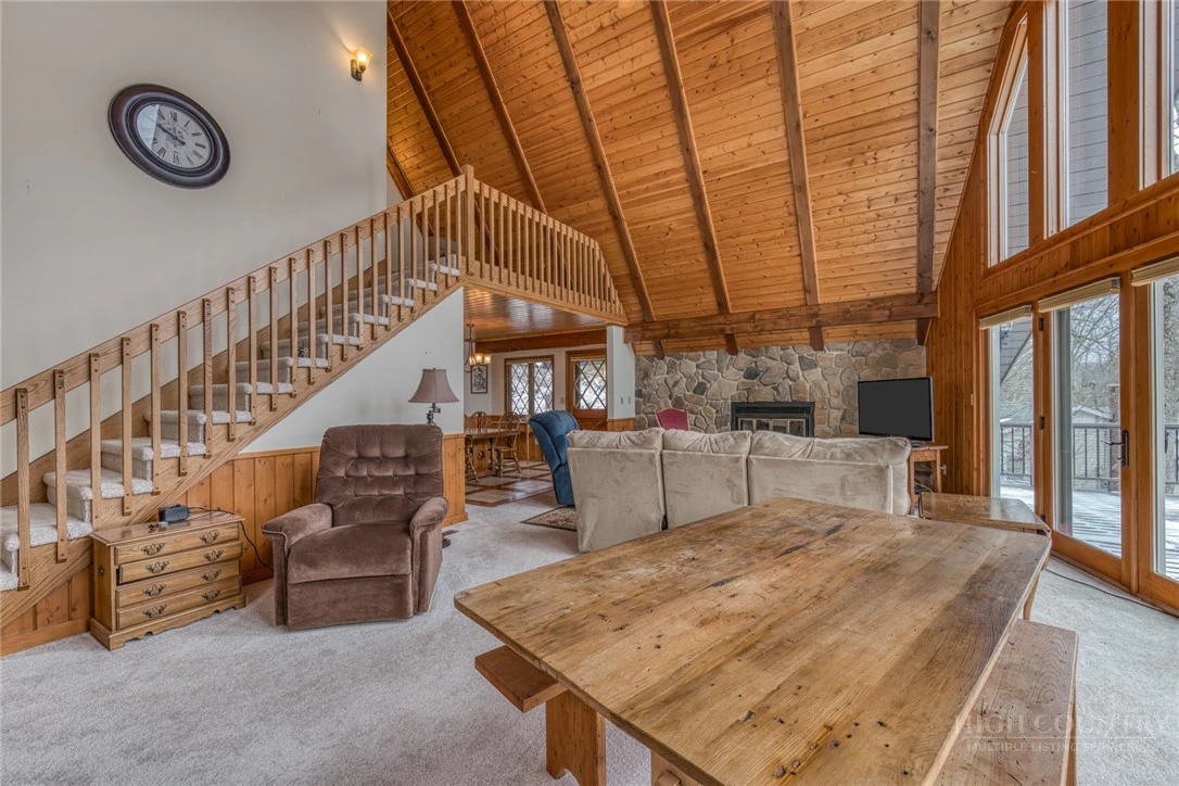 Image number 15 for the current listing