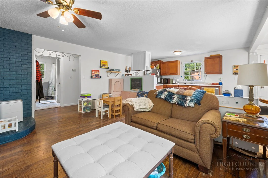 Image number 14 for the current listing
